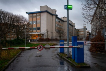 Een voormalig kantoorgebouw van British American Tobacco, naast het Edmond Machtensstadion in Molenbeek en eigendom van CityDev, werd een kraakpand