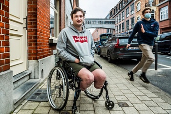 Tijl (23) is student toegepaste informatica en zit op kot in Jette. Ook zonder corona heeft hij het niet onder de markt: een genetische ziekte kostte hem enkele jaren geleden zijn benen, hij zit in een rolstoel en kampt met een resem medische problemen.