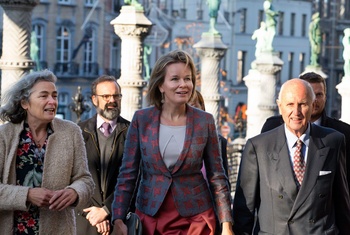 Koningin Mathilde tijdens een bezoek aan het Koninklijk Conservatorium Brussel op 12 december 2019. Eerste van links: toenmalig directeur van de school Kathleen Coessens. Tweede van links (achteraan): medewerker Helmut De Backer