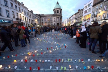 18 november 2015: solidariteitsactie op het gemeenteplein van Molenbeek ter nagedachtenis van de slachtoffers van de aanslagen in Parijs