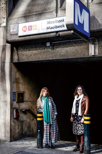 Joanie de Rijke (links) en Tine Gregoor bij het metrostation Maalbeek: “Die aanslagen hebben de maatschappij wel veranderd, er is iets blijven hangen”