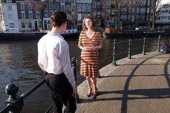 Marieke van Doorninck (GroenLinks), wethouder voor Ruimtelijke Ontwikkeling in Amsterdam, in gesprek met Margot Otten