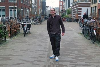 Bewoner Lennart in de nagelnieuwe Amsterdamse wijk Houthavens