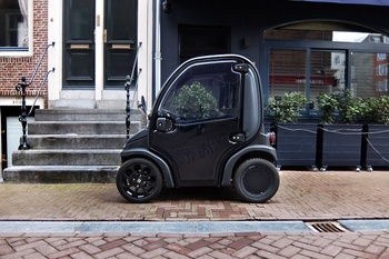 Een kleine elektrische wagen in Amsterdam