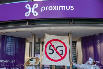 Leden van Extinction Rebellion protesteren aan de hoofdzetel van Proximus in Brussel tegen de uitrol van het 5G-netwerk, dat nodig is voor supersnel internet