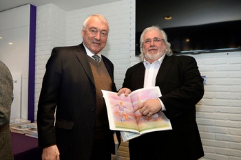 20210517 Striptekenaar De Marck (rechts) met Paul Van Himst bij de persvoorstelling van het album over legendarische Brusselse sporticonen in februari 2014 2500px