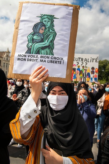Protest in Brussel tegen het hoofddoekverbod in het hoger onderwijs