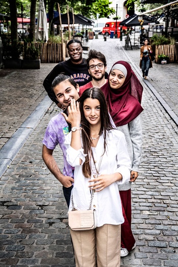 Anderstalige jongeren in Brussel in het Nederlandstalig onderwijs: Farah Allouchi,  Floriano Tori, Joseph Ngongo, Myriam-Héléna Nawasadio en Sinan Yüksel