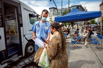 Een vaccinatiebus op het Jourdanplein, midden augustus 2021