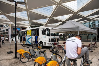 Een vaccinatiebus op het Rogierplein