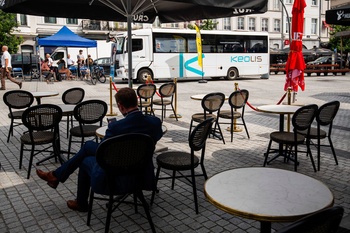 Een vaccinatiebus op het Rogierplein