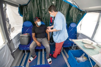 De vaccinatiebus op het Rogierplein, midden augustus 2021