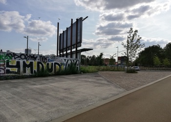 24 augustus 2021: het billboard reclamebord van JC Decaux aan de bouwput langs de Ninoofsepoort