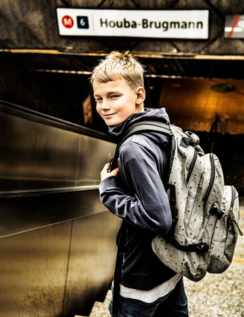 Yann gaat met de metro voor het eerst naar het middelbaar onderwijs