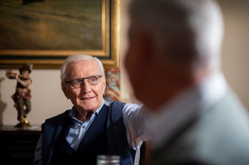 Vic Anciaux in gesprek met zijn zoon Bert Anciaux