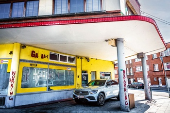 Het tankstation op de Square Frison nummer 6 in Anderlecht