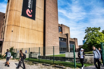 Het gebouw van de Erasmus Hogeschool aan de Nijverheidskaai