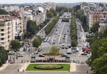 De Tervurenlaan op het grondgebioed van Etterbeek, gezien vanaf het Jubelpark en met achteraan het Montgomeryplein