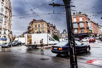 De Bareel van Sint-Gillis met achteraan het gemeentehuis en het Collignonplein