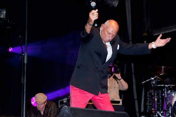 20211201 Lange Jojo bedankt zijn publiek na het optreden op Bal National in 2012