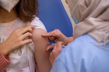 Vaccinatie van kinderen tussen 5 en 11 jaar met een lagere dosis van het Pfizer-vaccin is sinds eind december 2021 mogelijk