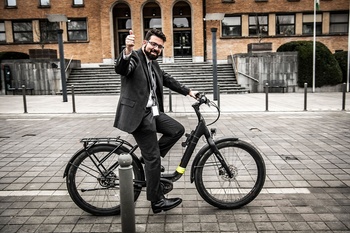 Olivier Slosse, korpschef politiezone Brussel-Noord, op zijn elektrische fiets