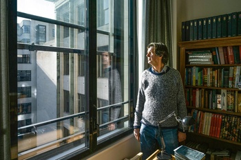 1785 Kantoorstad-woonstad Kris Desmet woont in een oud ASLK gebouw in de Wolvengracht 5