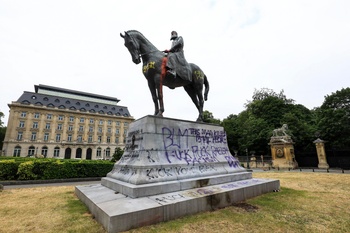 10 juni 2020: het ruiterstandbeeld ter ere van Leopold II op het Troonpleinwerd besmeurd en gevandaliseerd