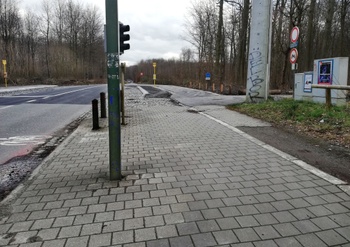 23 februari 2022: het nieuwe afgescheiden fietspad langs de Terhulpsesteenweg (N275) tussen Hoeilaart en Watermaal-Bosvoorde eindigt abrupt aan de gewestgrens met Brussel