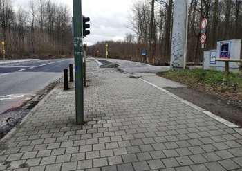 23 februari 2022: het nieuwe afgescheiden fietspad langs de Terhulpsesteenweg (N275) tussen Hoeilaart en Watermaal-Bosvoorde eindigt abrupt aan de gewestgrens met Brussel