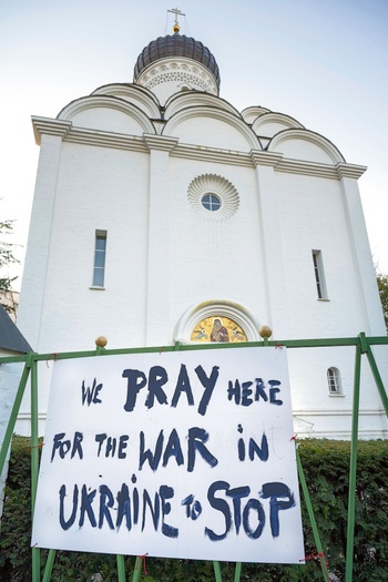 Een spandoek aan de orthodoxe kerk in Ukkel.