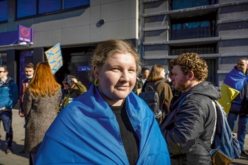 Ksenia, Russische uit Brussel: “De Oekraïense vlaggen waren uitverkocht en dus moest ik me eerst behelpen met een blauwe trui en deze gele oorbellen.”