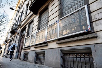 Het Russisch Huis in Sint-Joost-ten-Node is sinds 1 maart dit jaar dicht. Alleen de kleurtjes van de Russische vlag zijn een kleine verwijzing naar wat er achter de gesloten rolluiken schuilgaat