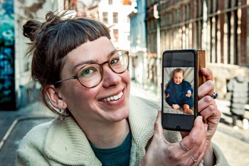 Jolente De Gendt met een foto van toen ze nog een baby was. Ze kwam ter wereld dankzij de icsi-techniek. “Dat is nooit een thema geweest in mijn leven"_(c)_Saskia Vanderstichele