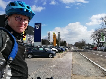 De fietssnelweg F212 tussen Brussel en Asse eindigt abrupt naast perron van het trainstation van Zellik. De fietsbrug op de foto biedt een verbinding met de N9 om zo toch op een snelle manier tot het centrum van Asse te fietsen.