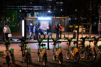 Lichtvervuiling aan het Noordstation: een standplaats van Villo! deelfietsen