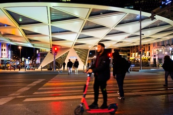 Lichtvervuiling: de luifel op het Rogierplein