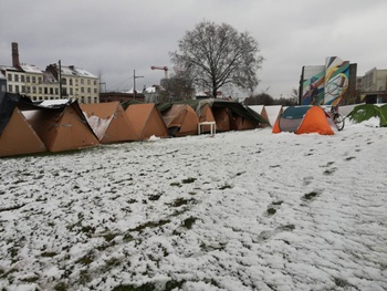 1 april 2022: tentenkamp van sans-papiers in het park aan de Ninoofsepoort, gesteund door ACV