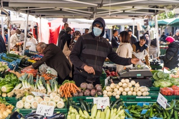 mondmaskerplicht markt molenbeek gemeenteplein molenbekenaars groenten