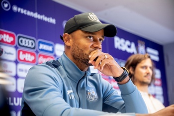 Vincent Kompany met naast hem woordvoerder Mathias Declercq op een persconferentie bij het begin van de competitie 2021-2022