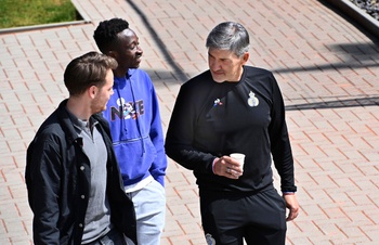 Felice Mazzu, trainer van Union Saint-Gilloise (rechts) in gesprek met Maarten Verdoodt; woordvoerder van de club