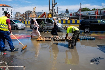 Wateroverlast rond de metrowerf aan de Europaesplanade op de Kleine Ring aan het Zuidstation op 19 mei 2022