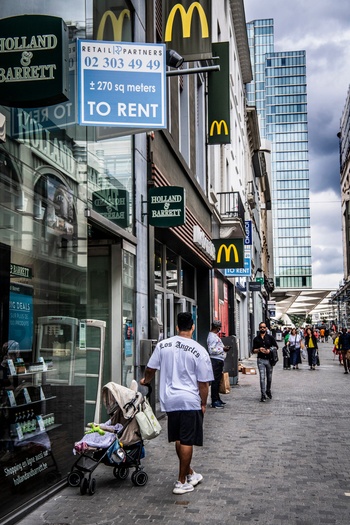 De Nieuwstraat: vooral in het deel tussen Inno en Rogier duiken heel veel ‘te huur’-bordjes op. Het is ook in dit deel van de straat dat fastfood aan een opmars bezig is