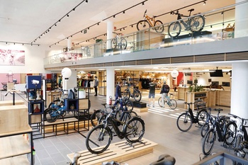 1801  Dieteren de nieuwe Lucien  flagship store in de hoofdzetel van D Ieteren in Elsene