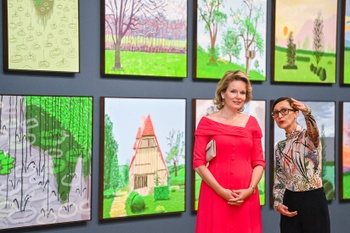 Sophie Lauwers, directeur van het Paleis voor Schone Kunsten, met koningin Mathilde op de David Hockney-tentoonstelling in Bozar op 7 oktober 2021