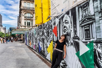 Saskia Vanderstichele aan muur met haar foto's van 10 jaar Picnic the Streets op het Beursplein