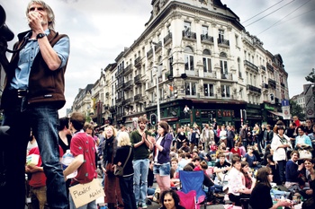 10 jaar Picnic the Streets:  initiatiefnemer Philippe Van Parijs spreekt de menigte toe tijdens de eerste bijeenkomst in juni 2012