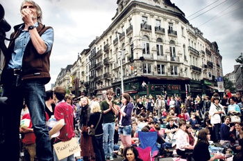 10 jaar Picnic the Streets: initiatiefnemer Philippe Van Parijs spreekt de menigte toe tijdens de eerste bijeenkomst in juni 2012