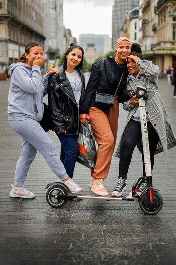 Safae (18), Melek (18), Maroua (19) en Soukaina (22) wonen aan Anneessens