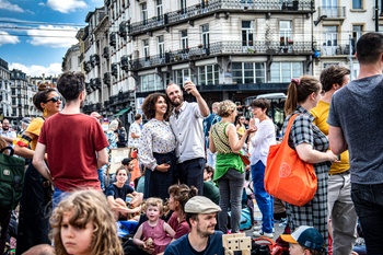 Nadia Naji, sinds 11 juni 2022 samen met Jeremie Vaneeckhout covoorzitter van Groen, hier op de foto met partijgenoot en Brussels schepen Bart Dhondt tijdens de bijeenkomst 10 jaar na Picnic the Streets, op 12 juni 2022 op het Beursplein